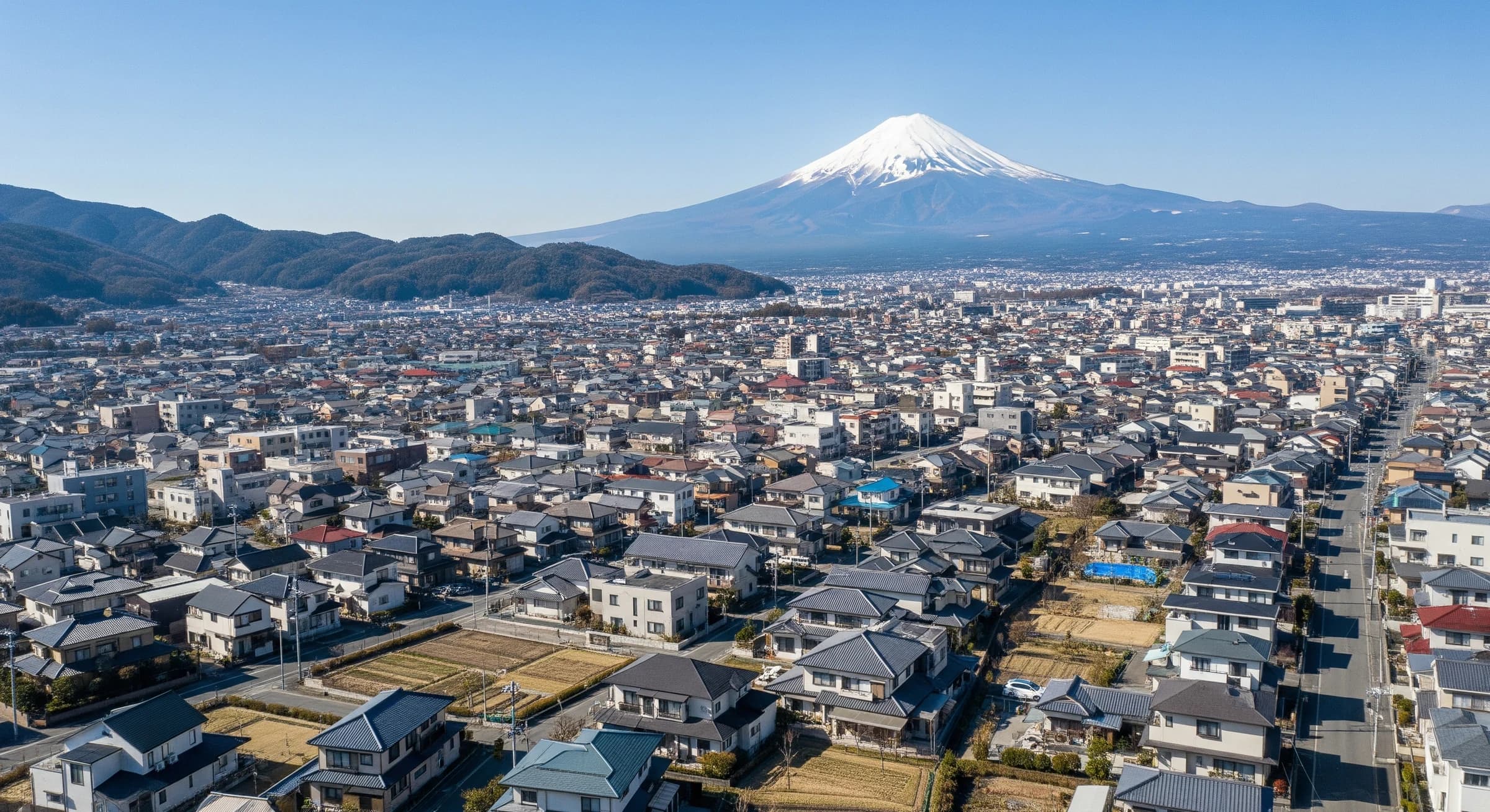 沼津市内と富士山を望む静岡県東部の街並み